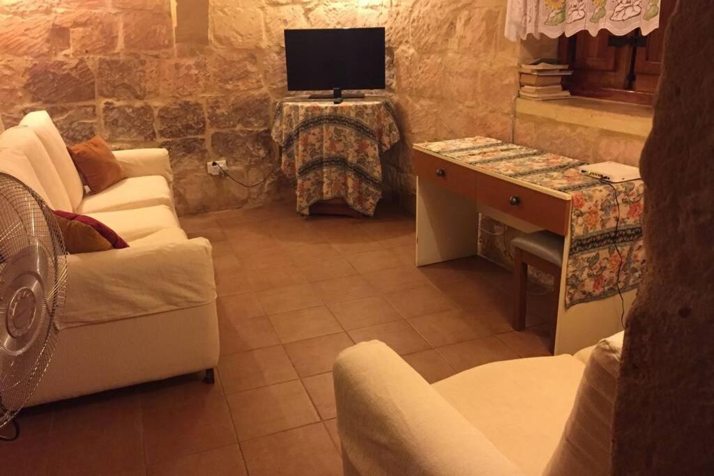 Casa vacanze 400yr In Gozo - Entire Xagħra